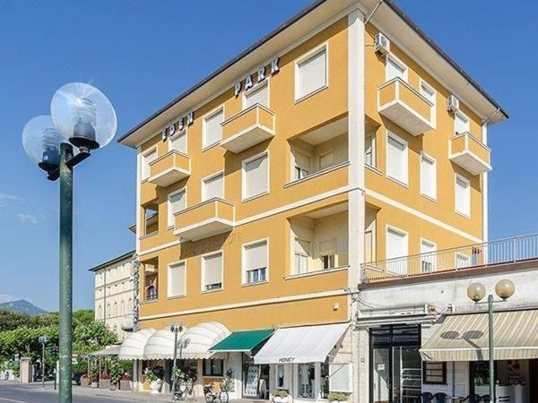 Hotel Eden Park Pietrasanta Bagian luar foto