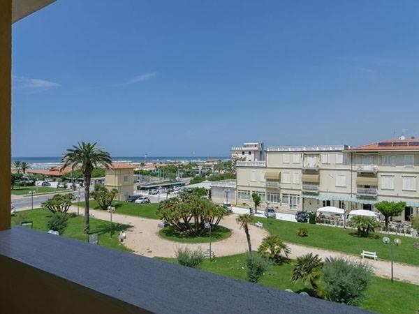 Hotel Eden Park Pietrasanta Bagian luar foto