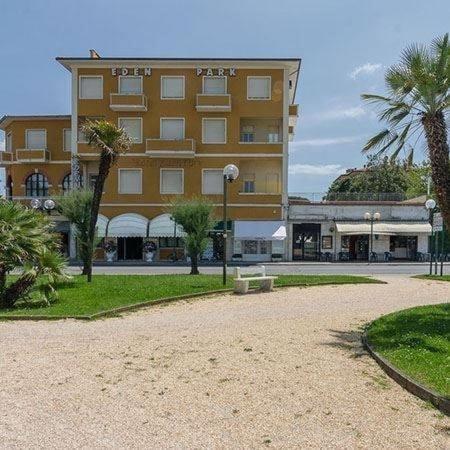 Hotel Eden Park Pietrasanta Bagian luar foto