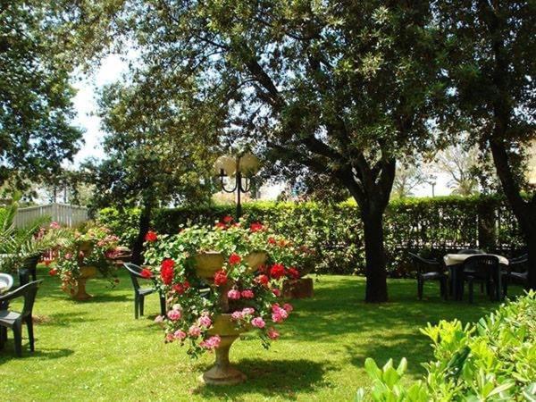 Hotel Eden Park Pietrasanta Bagian luar foto