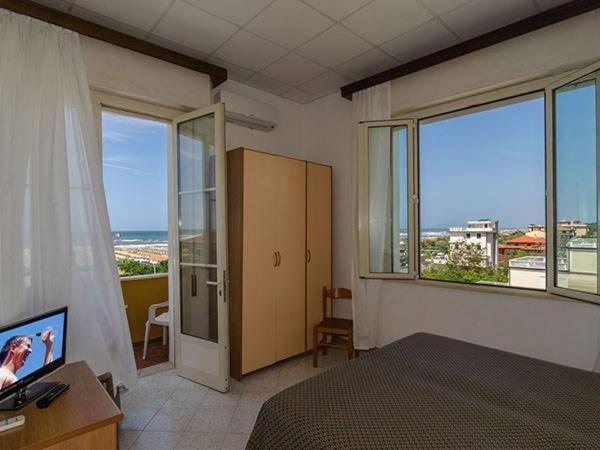 Hotel Eden Park Pietrasanta Bagian luar foto